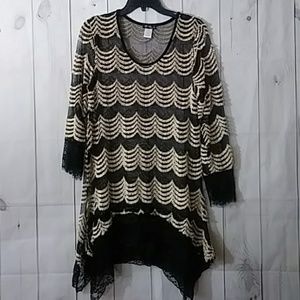 Lily by firmiana small mesh lace Tunic blouse